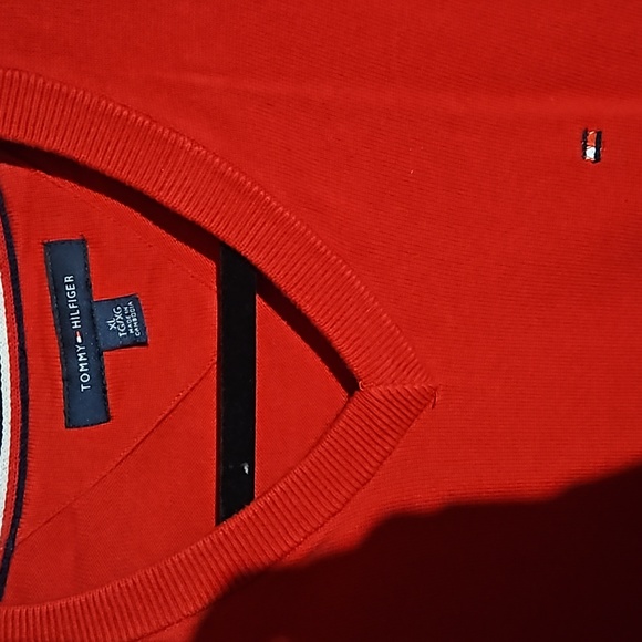 Tommy Hilfiger - Picture 2 of 3